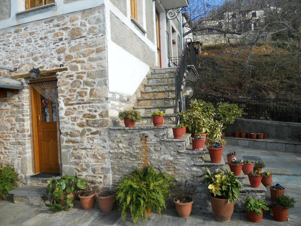 Sarafis Guesthouse Agios Lavrentios Exterior photo